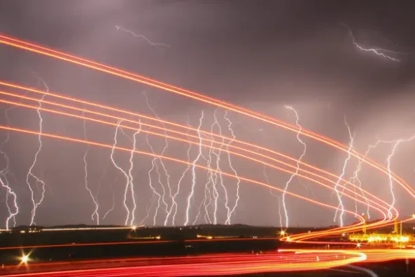 بررسی میزان رسانایی الکتریکی و گرمایی هوای موجود در جو زمین